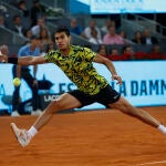 Alcaraz devuelve una bola de Dimitrov desde el fondo de la pista