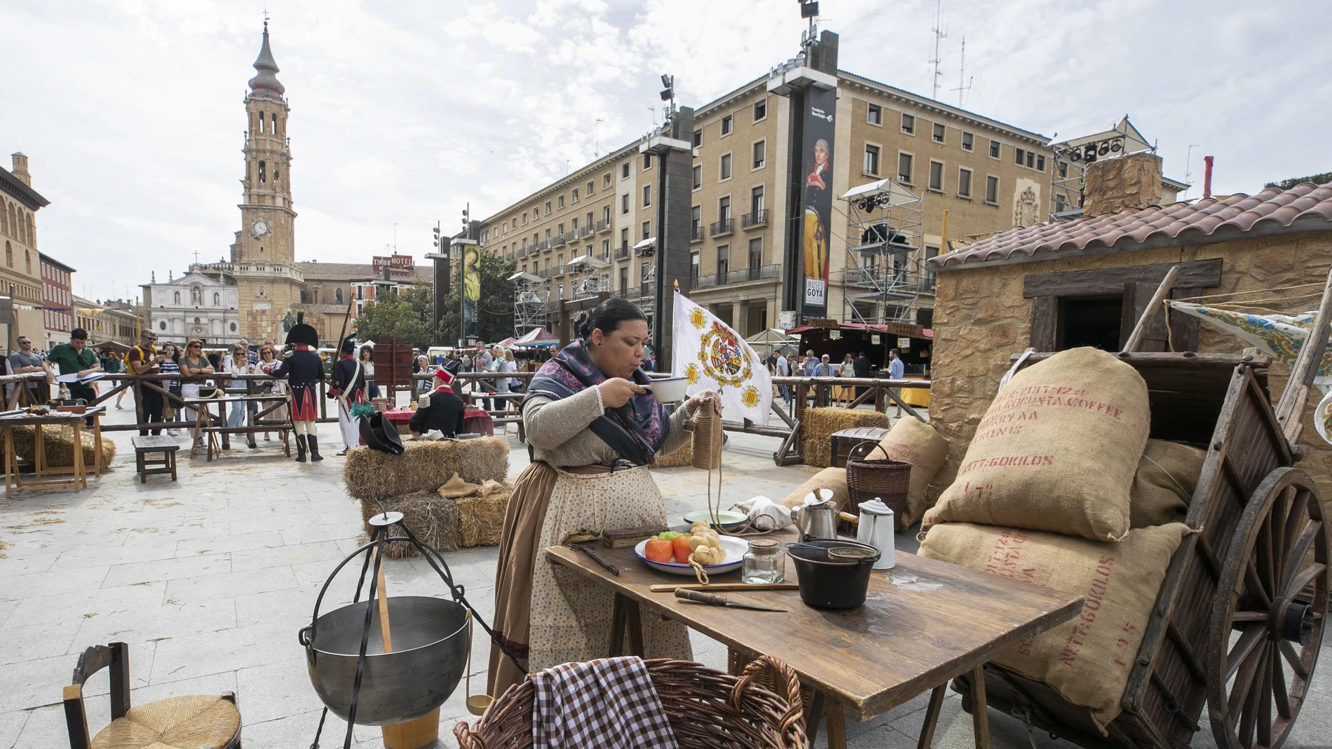 Recreación de un campamento napoleónico en la Plaza del Pilar de Zaragoza con motivo de las Fiestas Goyescas. Zaragoza rinde homenaje al pintor Francisco de Goya en la segunda edición de sus Fiestas Goyescas que, a lo largo de cuatro días, van a llenar la capital aragonesa con más de cincuenta actividades de arte, gastronomía, cultura y turismo en torno a la figura del genial artista de Fuendetodos.