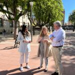 La candidata del PP al Ayuntamiento de Burgos, Cristina Ayala, acompañada de los números cinco y nueve de su candidatura, Andrea Ballesteros y Carlos Niño