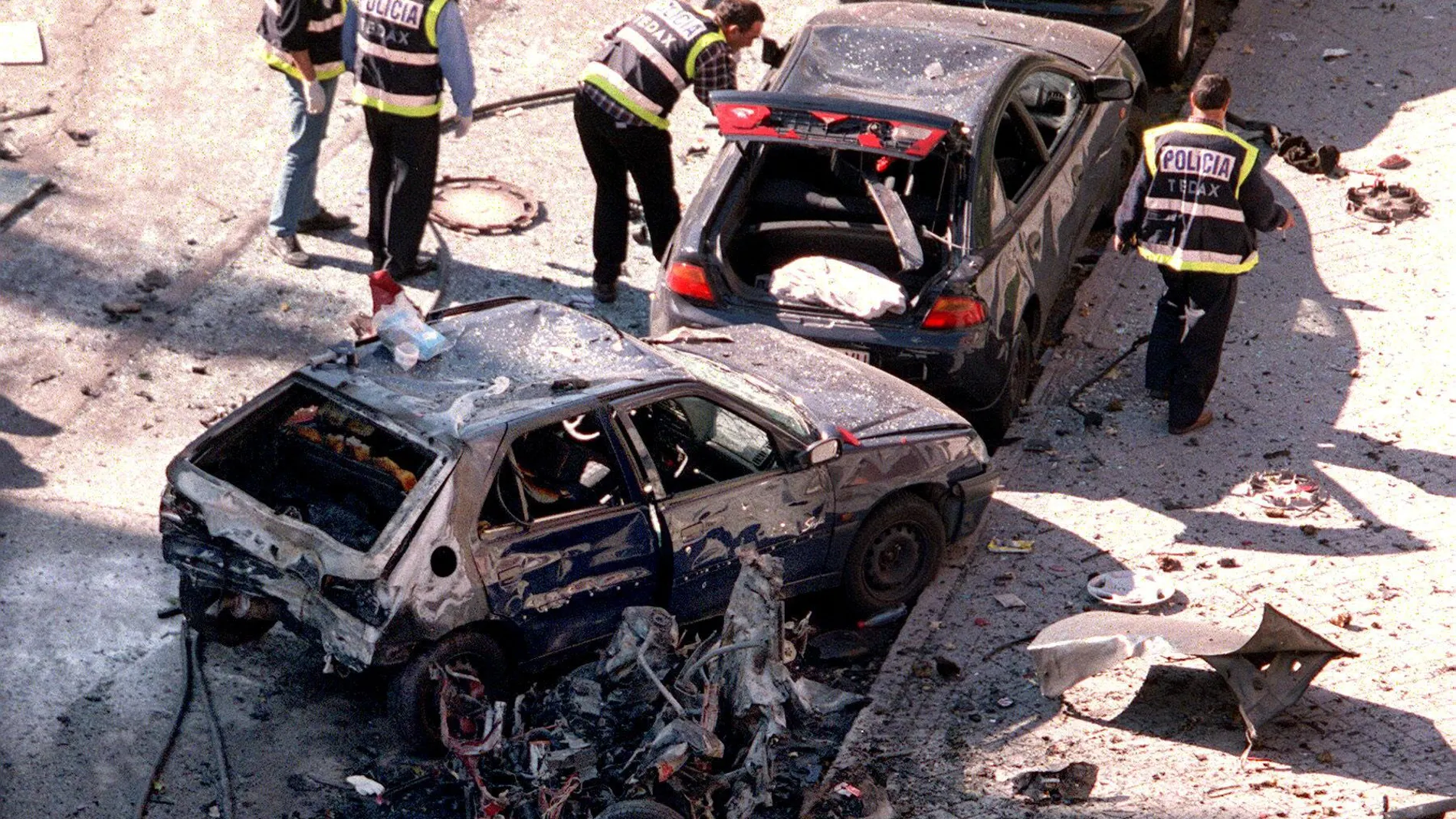 Al menos treinta personas han resultado heridas leves y otras tres graves tras la explosión de un coche en la avenida de Badajoz de Madrid, en el que además han fallecido calcinados el magistrado del Supremo Francisco Querol, su chófer y su guardaespaldas.