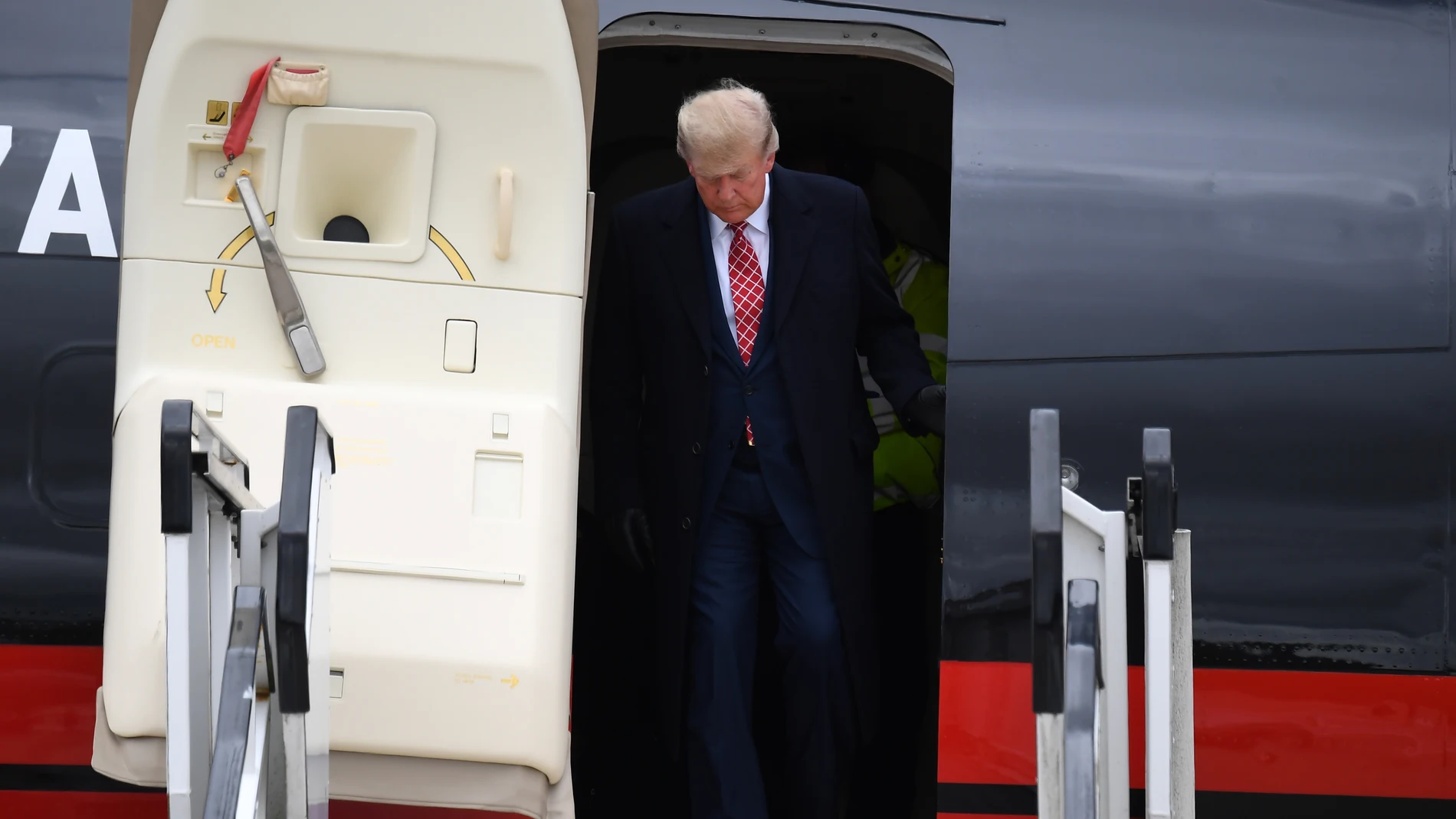 Donald Trump aterriza en Aberdeen en su avión privado Boeing 757