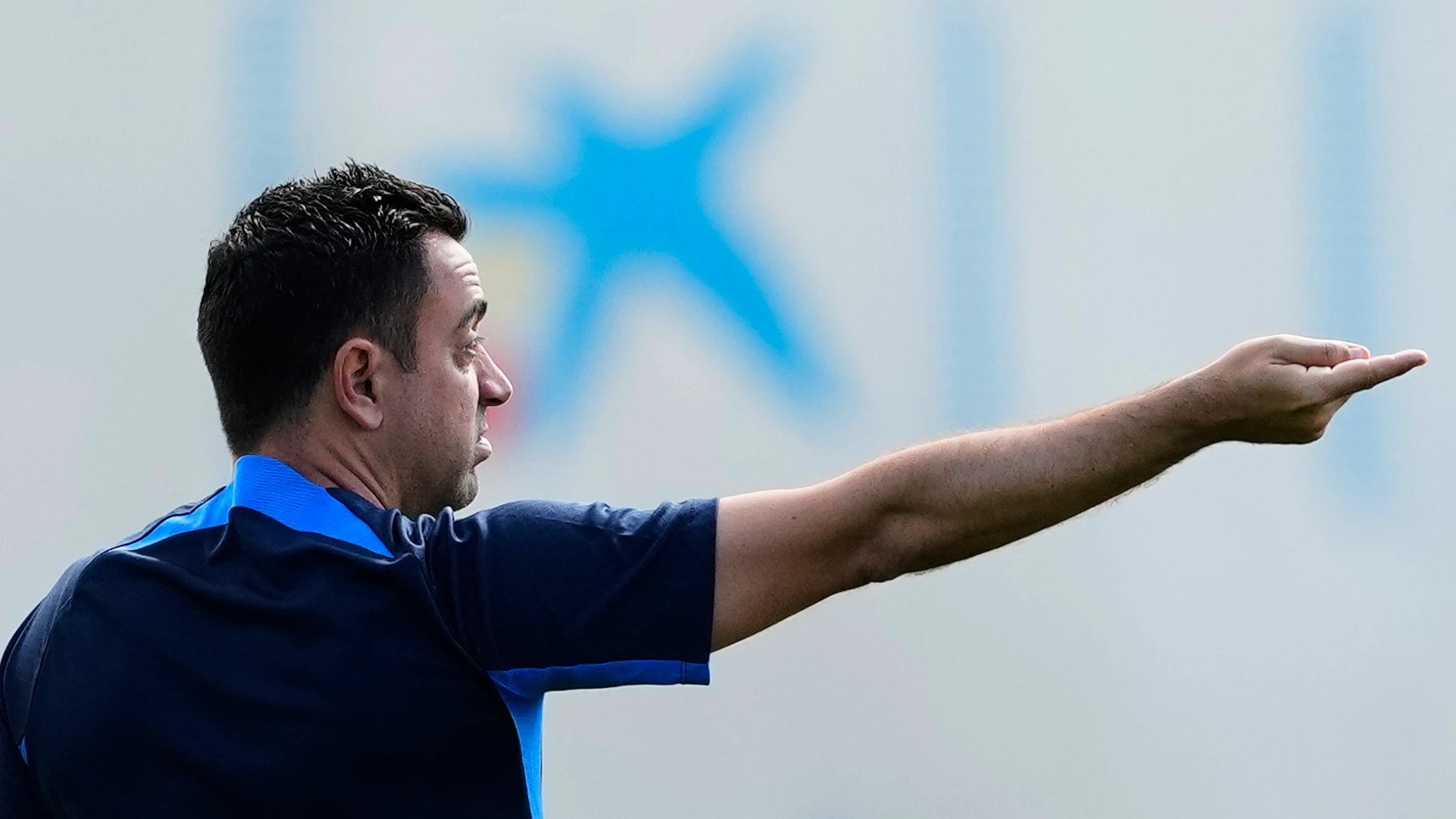 BARCELONA, 01/05/2023.- El entrenador del FC Barcelona Xavi Hernández, durante el entrenamiento en la Ciudad Deportiva Joan Gamper. EFE/Alejandro García