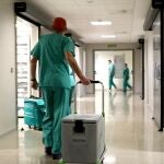 Un profesional sanitario en el Hospital La Fe de Valencia en el año 2020