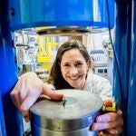 Elizabeth Cottrell, geóloga investigadora y conservadora de rocas del Museo Nacional de Historia Natural del Smithsonian, carga un experimento en su laboratorio del museo. 