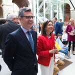 Félix Bolaños y Margarita Robles durante las Medallas de la Comunidad de Madrid.