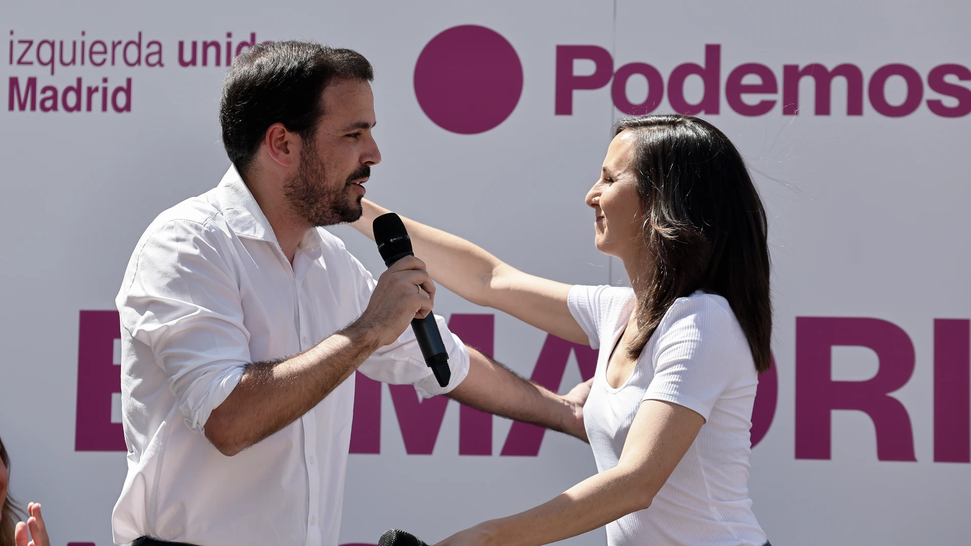 MADRID, 02/05/2023.- La secretaria general de Podemos y ministra de Derechos Sociales, Ione Belarra (d), y el ministro de Consumo, Alberto Garzón (i), pparticipan en un acto público organizado por las candidaturas de Podemos-Izquierda Unida-Alianza Verde bajo el lema 'El Madrid que se levanta'. EFE/ Sergio Pérez