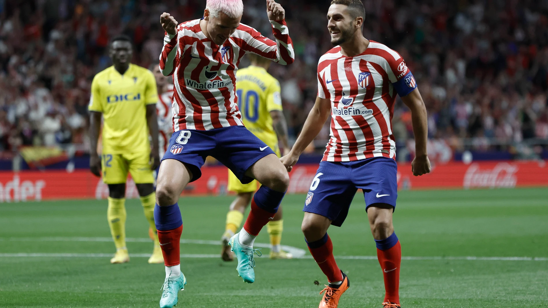 MADRID 03/05/2023.- El delantero francés del Atlético de Madrid Antoine Griezmann (i) celebra su gol con su compañero, el centrocampista Koke Resurrección (d) durante el partido correspondiente a la jornada 33 de LaLiga Santander que disputan Atlético de Madrid y Cádiz CF este miércoles en el estadio Cívitas Metropolitano de la capital. EFE/ Sergio Perez