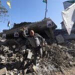 Palestinos revisan daños causados por los bombardeos israelíes en la aldea de Haris (Cisjordania)
