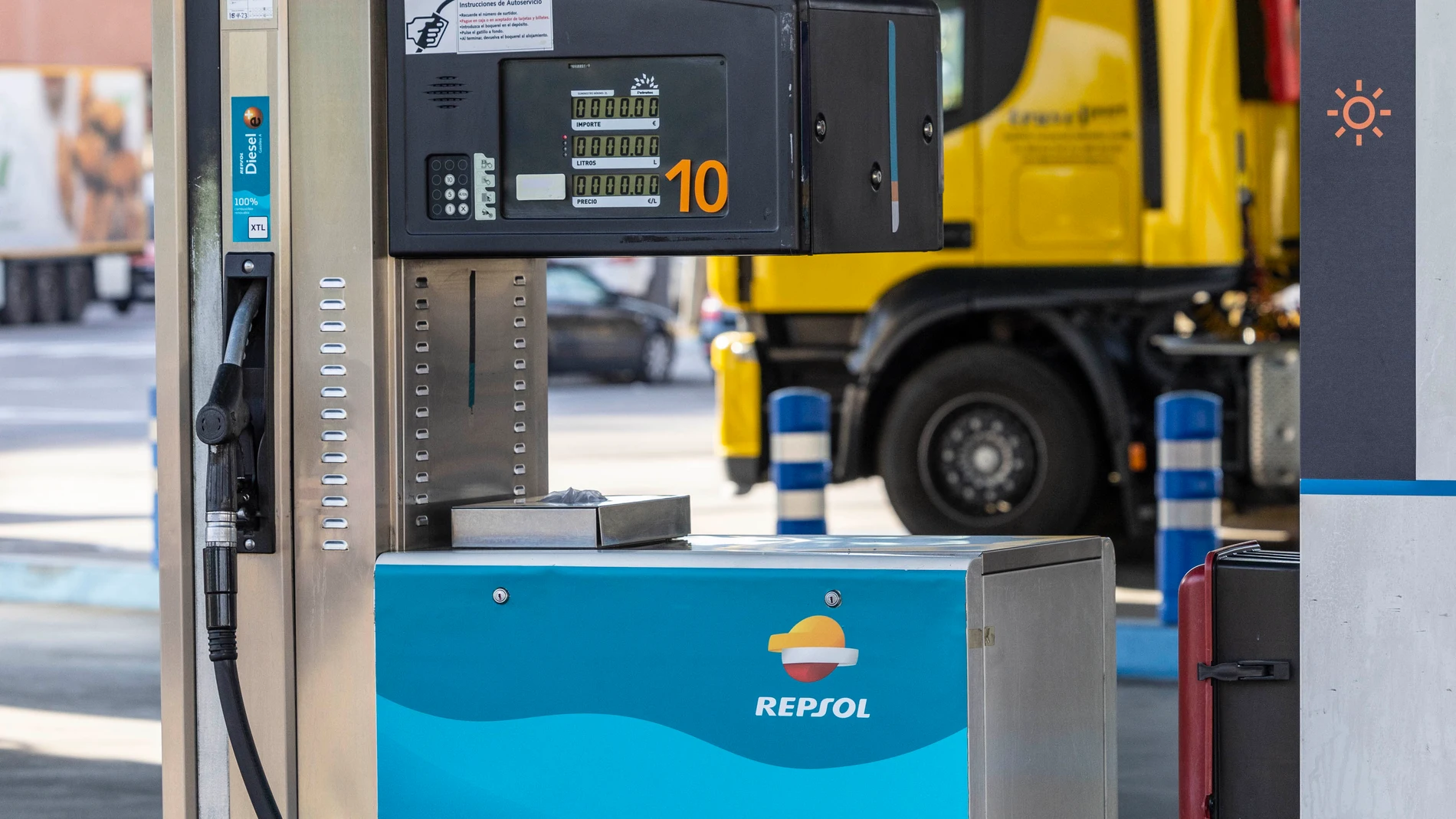 Surtidor de combustible renovable en estación de servicio de Repsol REPSOL 03/05/2023
