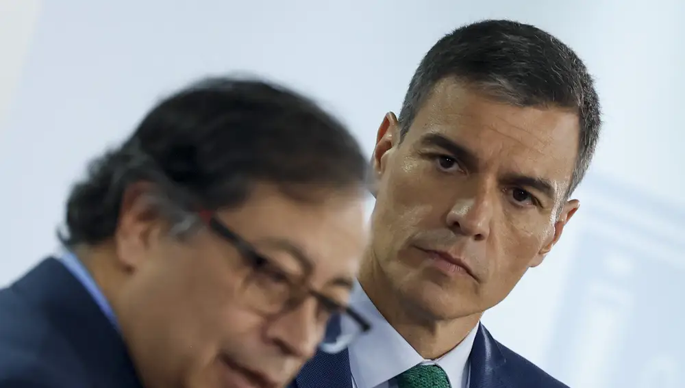 El presidente del Gobierno, Pedro Sánchez y el presidente de Colombia, Gustavo Petro, durante la rueda de prensa