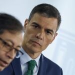 El presidente del Gobierno, Pedro Sánchez y el presidente de Colombia, Gustavo Petro, durante la rueda de prensa
