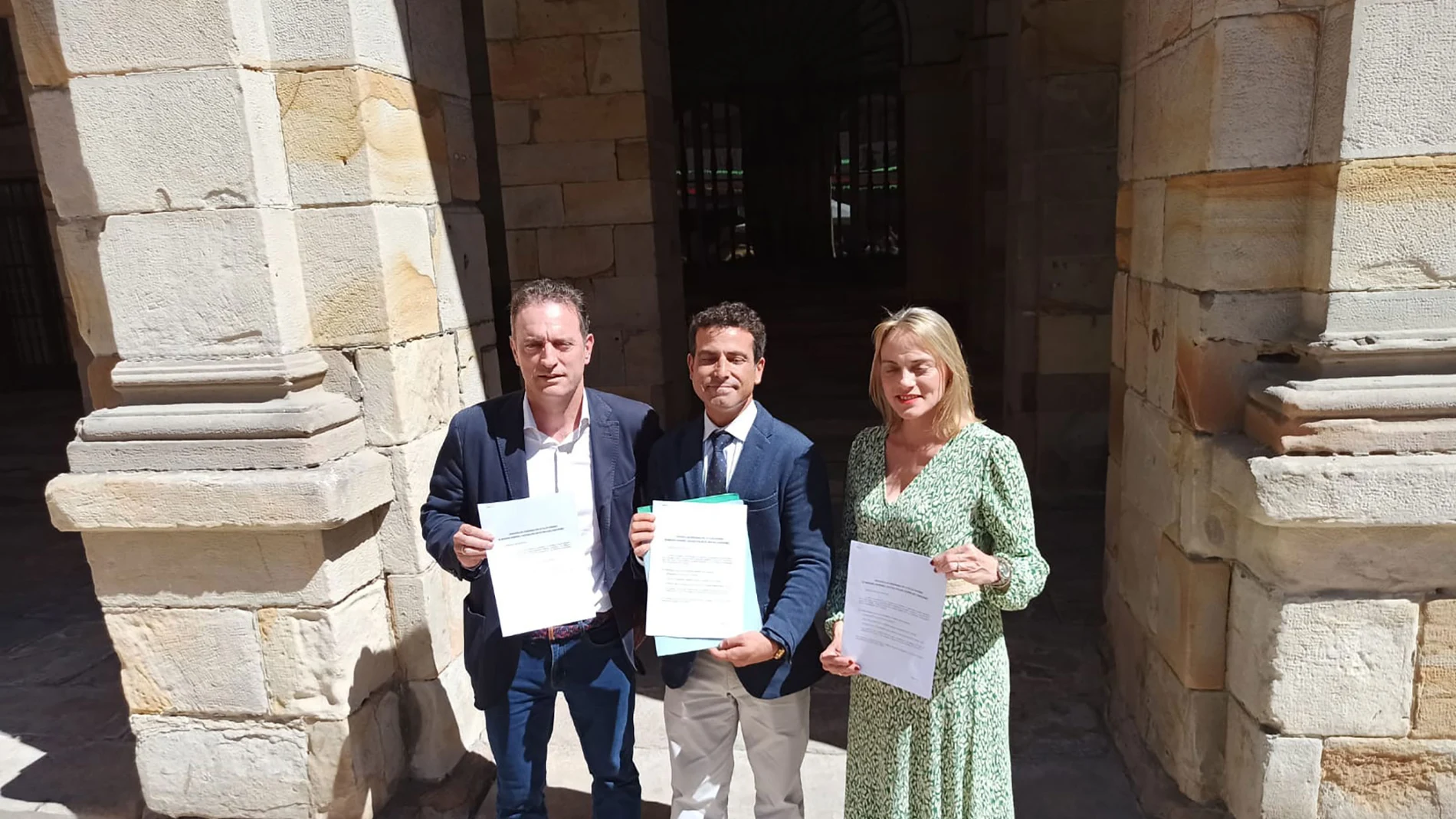 Daniel Portero, presidente de Dignidad y Justicia; Carlos García (PP) y Raquel González, presidenta del PP de Vizcaya, en Durango