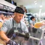 Un trabajador de un supermercado