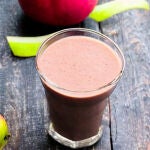 El batido detox de 2 ingredientes para bajar tripa y alargar el bronceado 