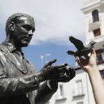 La alondra vuelve a las manos del poeta