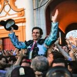 El diestro Morante de la Puebla sale por la Puerta del Pr&iacute;ncipe tras cortar dos orejas y rabo a su segundo toro, de la ganader&iacute;a de Domingo Hern&aacute;ndez, en la d&eacute;cima corrida de abono de la Feria de Abril 