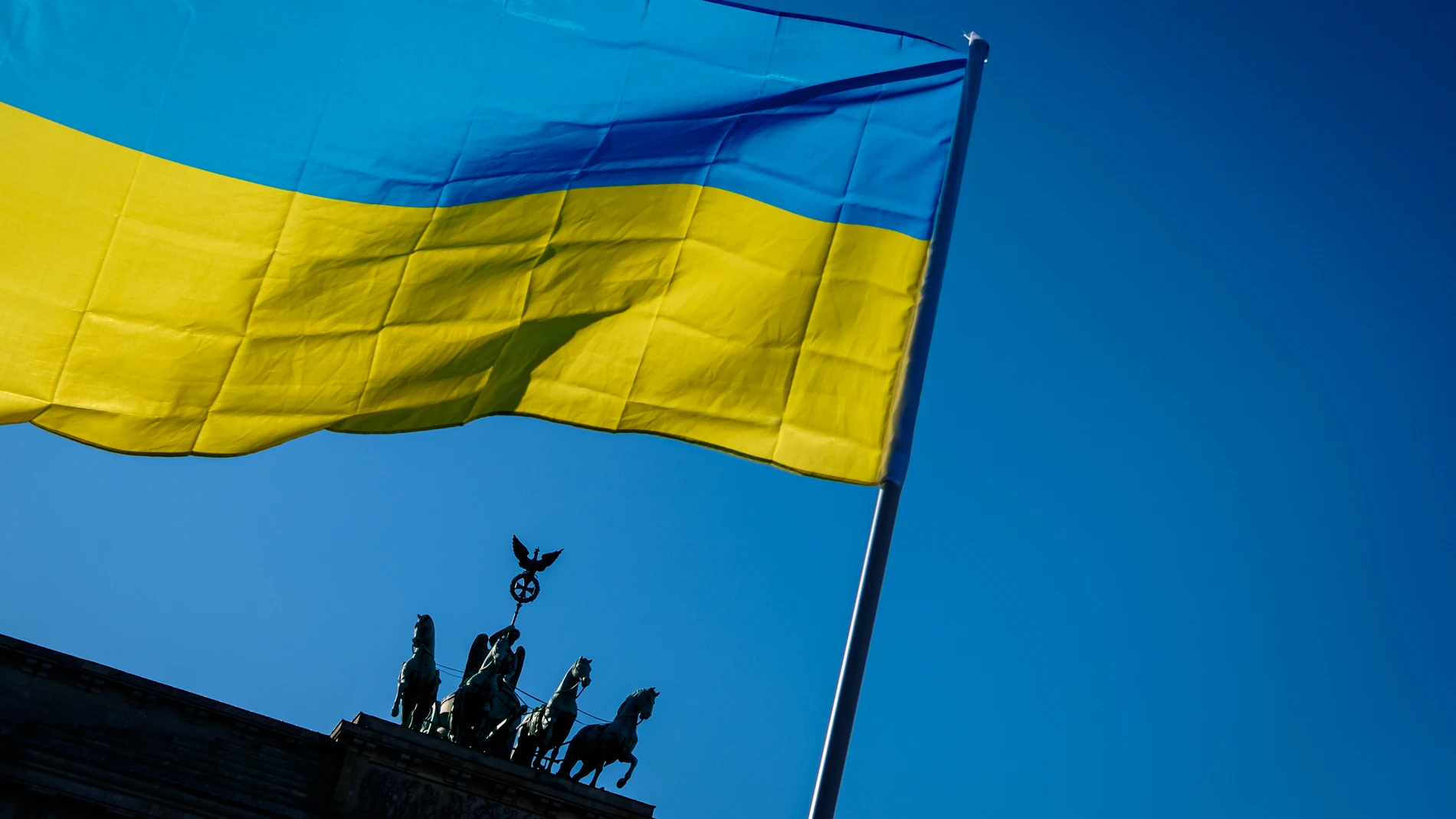March 13, 2022, Berlin, Berlin, Germany: The Ukrainian flag can be seen in front of the Brandenburg Gate as tens of thousands people rally under the slogan ''Stop the war. Peace and solidarity for the people of Ukraine'' from Alexanderplatz to Straße des 17 Juni in Central Berlin. (Foto de ARCHIVO) 13/03/2022