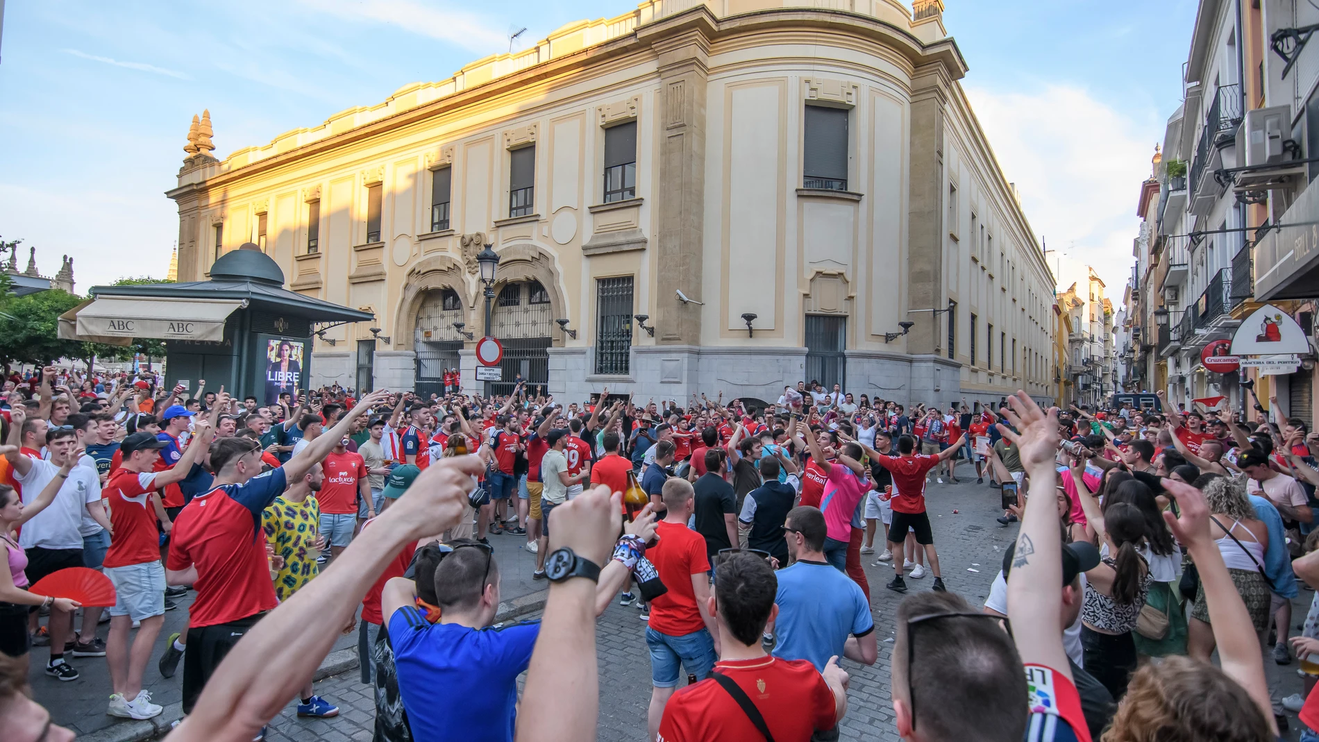 SEVILLA (ESPAÑA), 05/05/2023.- Aficionados del Osasuna en el centro de Sevilla con motivo de la final de la Copa del Rey que enfrentará mañana a su equipo contra el Real Madrid. EFE/ Raúl Caro