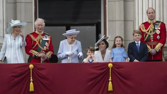 De izquierda a derecha, Camilla y Carlos, junto a la reina Isabel II, el príncipe Luis, Kate, duquesa de Cambridge, la princesa Carlota, el príncipe Jorge y el príncipe Guillermo se reúnen en el balcón del palacio de Buckingham, en Londres, en 2022.