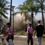Imagen del tsunami en las costas de Indonesia