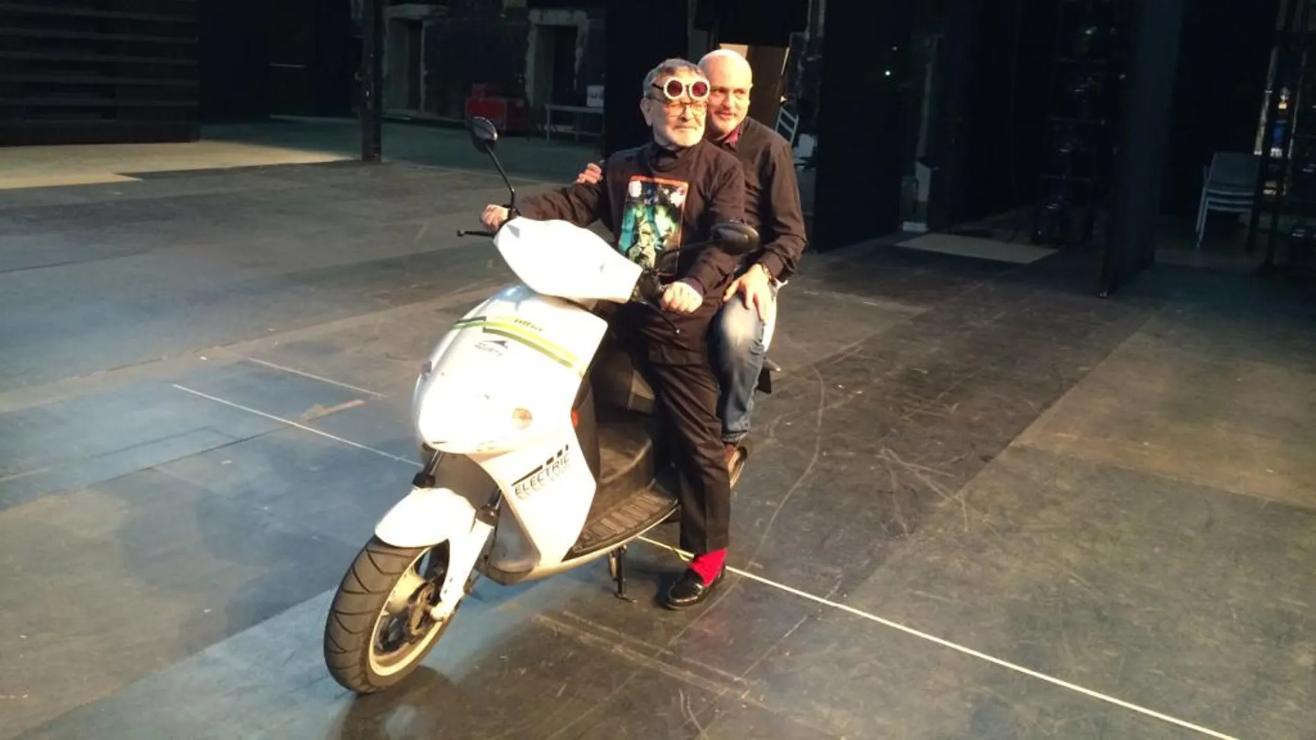 Juan Carlos Pérez de la Fuente (dcha.) y Fernando Arrabal, sobre el escenario del Matadero madrileño