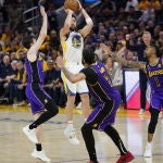 Uno de los ocho triples que anotó Klay Thompson en el segundo partido