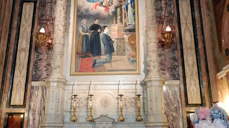 Altar dedicado a Domingo Savio en la Basílica de María Auxiliadora en Turín, donde se encuentran sus restos mortales