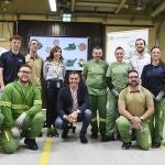 MADRID, 05/05/2023.- El presidente del Gobierno, Pedro Sánchez (c), durante su visita de este viernes a la empresa John Deere, en Getafe, donde ha conversado con un grupo de alumnos que cursan Formación Profesional dual en sus instalaciones. 