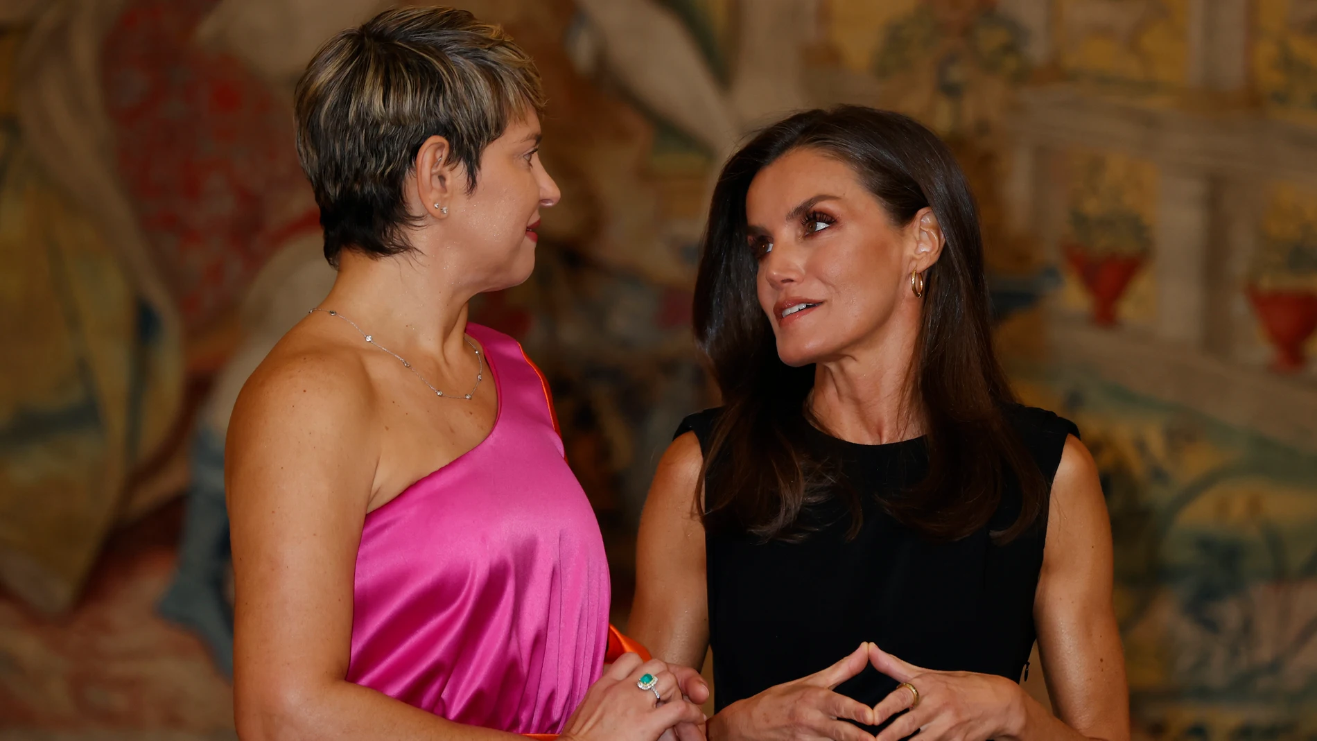 La Reina Letizia estrena vestido y zapatos dorados.
