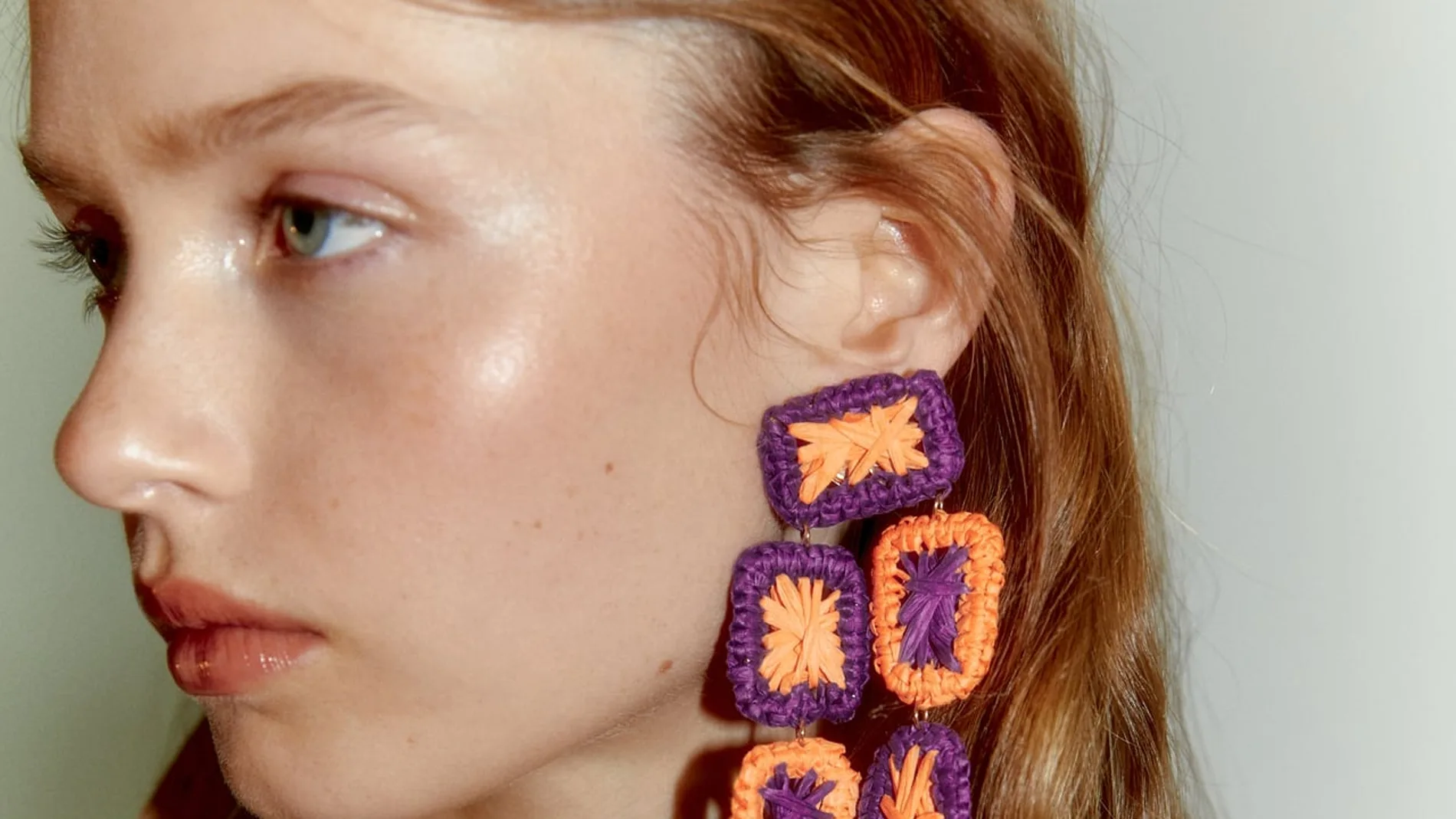Los pendientes a todo color y maxi se convierten en un imprescindible a la hora de crear un look