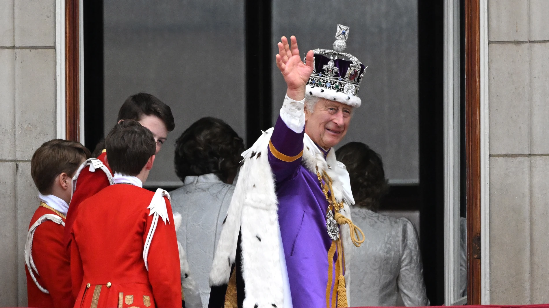 London (United Kingdom), 06/05/2023.- Britain's King Charles III waves as he leaves the balcony of Buckingham Palace following their Coronation in London, Britain, 06 May 2023. The appearance on the balcony is to greet the crowds who have gathered in The Mall and to watch a fly past. (Reino Unido, Londres) EFE/EPA/Neil Hall