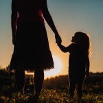 Foto madre e hija cogidas de la mano