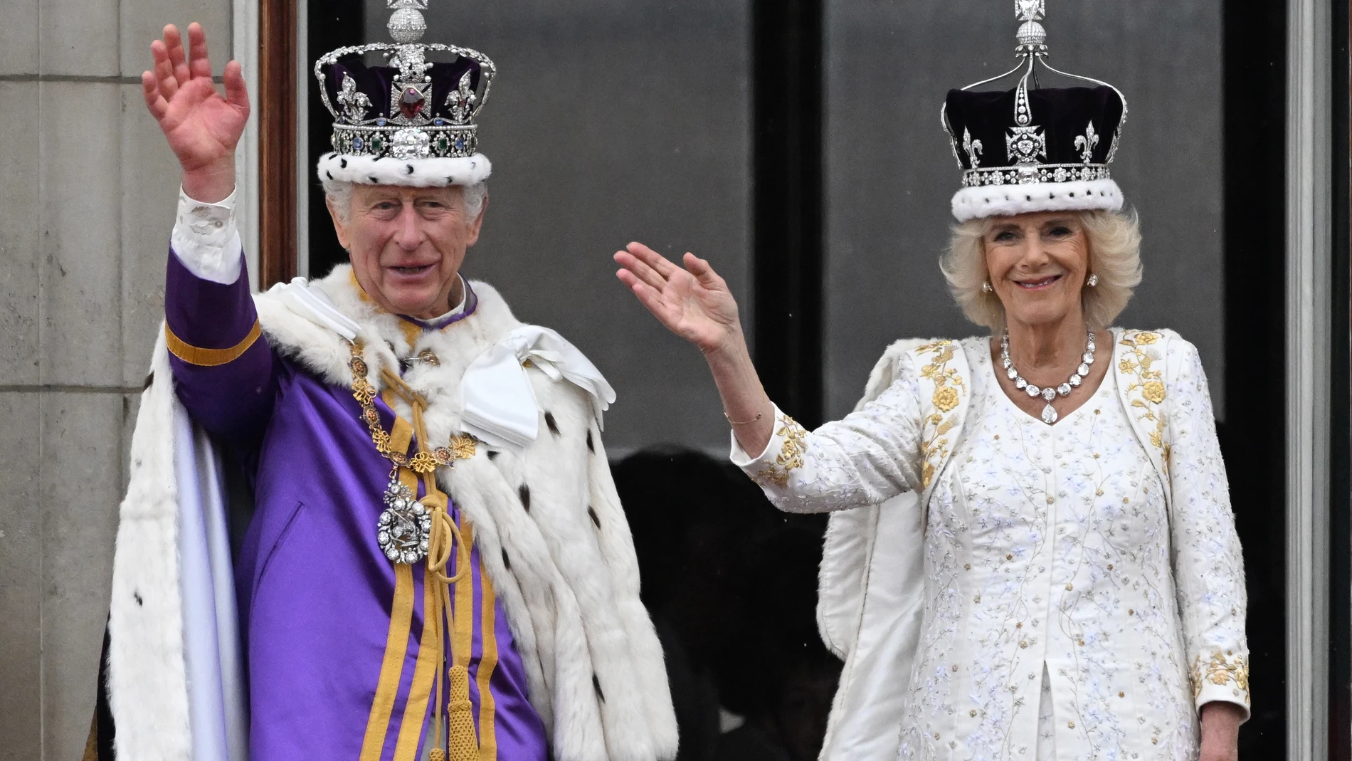 London (United Kingdom), 06/05/2023.- Britain's King Charles III (L) and Queen Camilla wave from the balcony of Buckingham Palace following their Coronation in London, Britain, 06 May 2023. The appearance on the balcony is to greet the crowds who have gathered in The Mall and to watch a fly past. (Reino Unido, Londres) EFE/EPA/Neil Hall