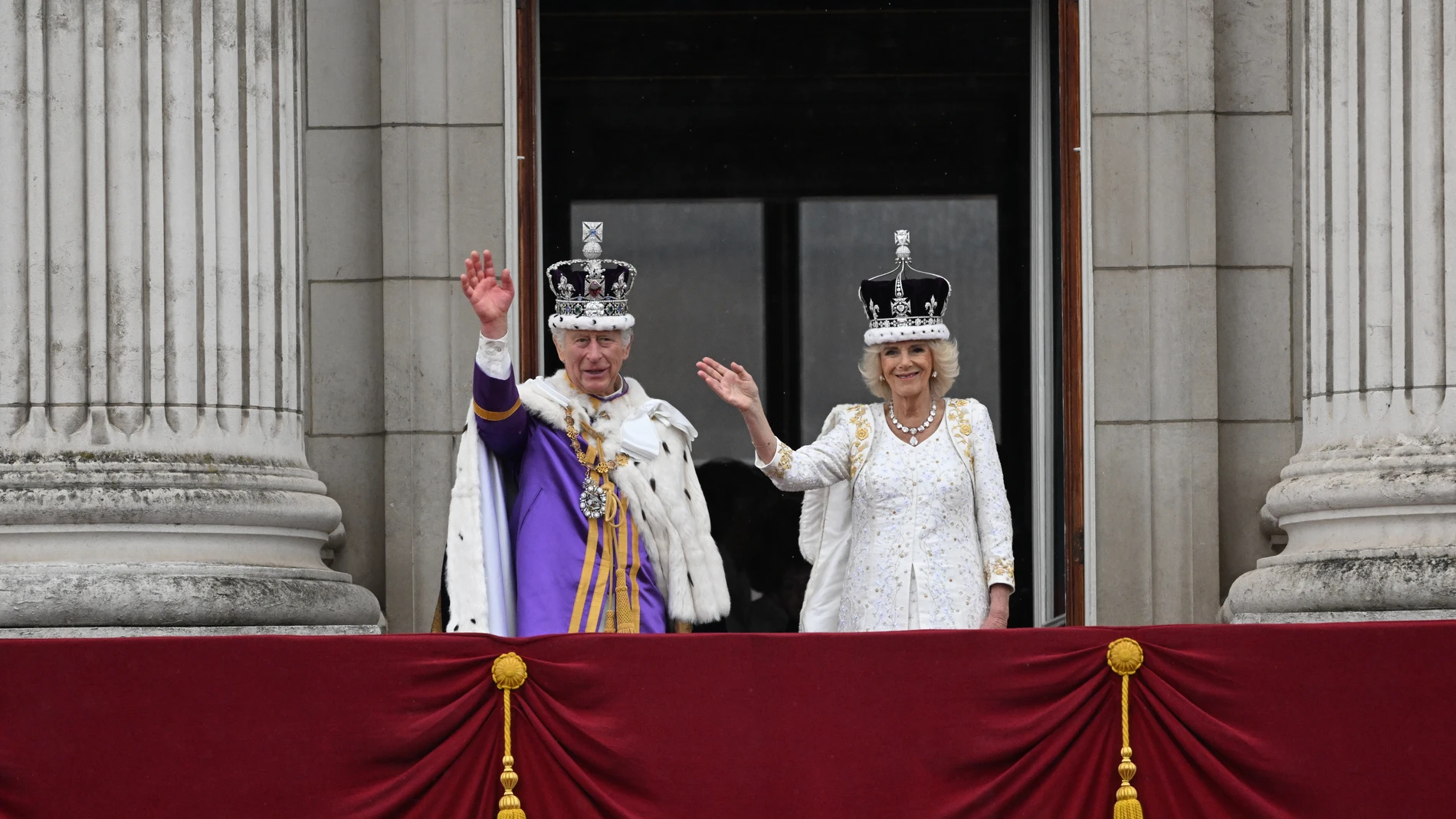 London (United Kingdom), 06/05/2023.- Britain's King Charles III (L) and Queen Camilla stand on the balcony of Buckingham Palace following their Coronation in London, Britain, 06 May 2023. The appearance on the balcony is to greet the crowds who have gathered in The Mall and to watch a fly past. (Reino Unido, Londres) EFE/EPA/Neil Hall