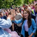 Los príncipes de Gales saludan a la gente en Windsor