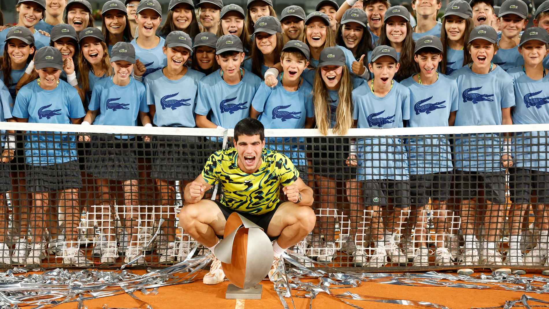 MADRID, 07/05/2023.- El tenista Carlos Alcaraz posa con el trofeo tras su victoria ante el alemán Jan-Lennard Struff en la final del Mutua Madrid Open disputado este domingo en la Caja Mágica, en Madrid. EFE/Chema Moya
