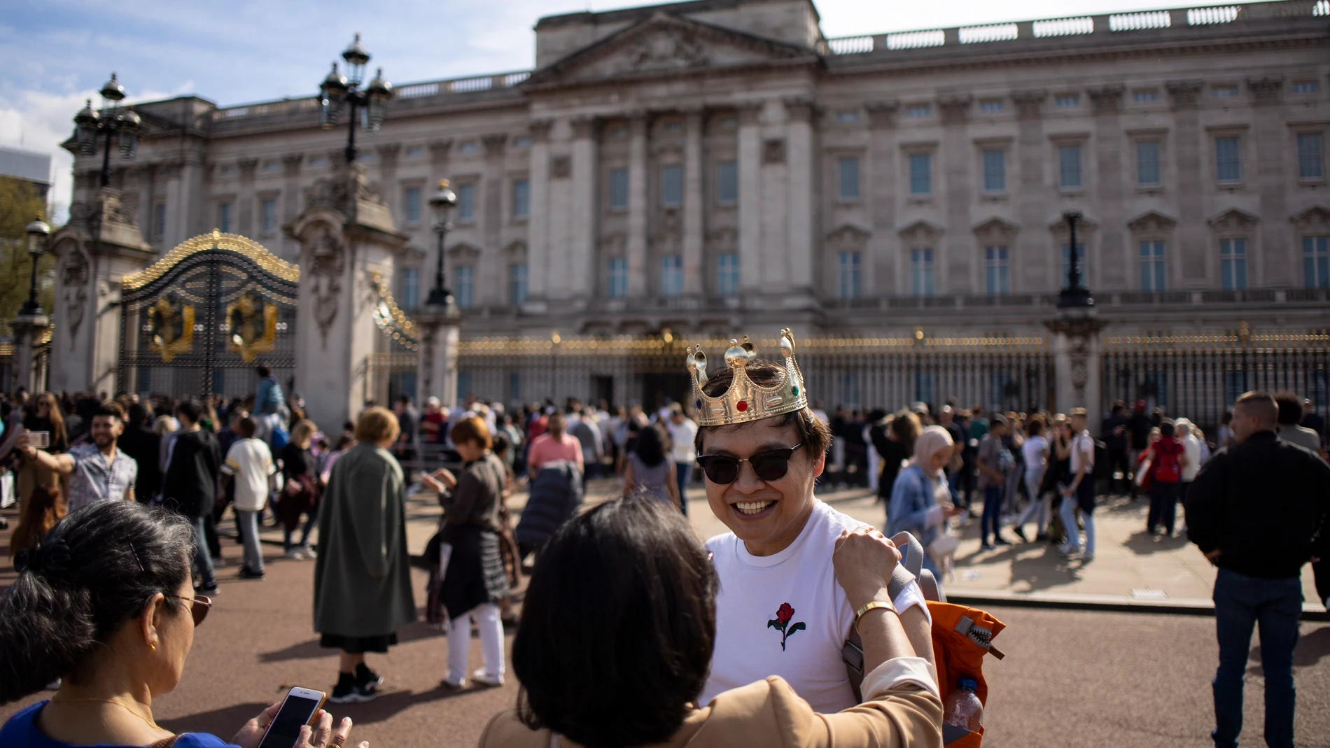 London (United Kingdom), 07/05/2023.- People visit Buckingham Palace to celebrate the Coronation of Britain's King Charles III in London, Britain, 07 May 2023. Britain's King Charles III and Queen Camilla were coronated on 06 May 2023. (Reino Unido, Londres) EFE/EPA/TOLGA AKMEN
