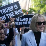 Jean Carroll abandona la Corte Federal de Nueva York este lunes