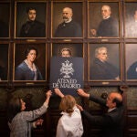 El retrato de Elena Fortún, obra de Carmen Mansilla sube a la Galería de Ilustres del Ateneo