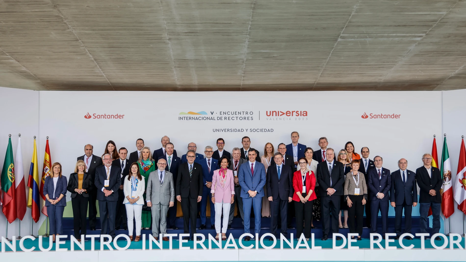 Foto de familia de los asistentes al V Encuentro Internacional de rectores Universia, en la Ciudad de las Artes y las Ciencias, a 9 de mayo de 2023, en Valencia, Comunidad Valenciana (España). El V Encuentro Internacional de Rectores de Universia se enmarca dentro del apoyo que Banco Santander, firmemente comprometido con el progreso hacia una sociedad más sostenible, inclusiva y equitativa, ofrece a la educación superior desde hace más de 25 años. El encuentro de esta edición, se centra en el papel de la universidad como motor hacia el impulso de un desarrollo social y económico más sostenible, bajo el lema ‘Universidad y Sociedad’. 09 MAYO 2023;VALENCIA;V ENCUENTRO INTERNACIONAL RECTORES;UNIVERSIA Rober Solsona / Europa Press 09/05/2023