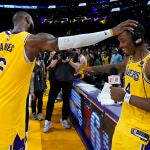 LeBron James felicita a Lonnie Walker IV