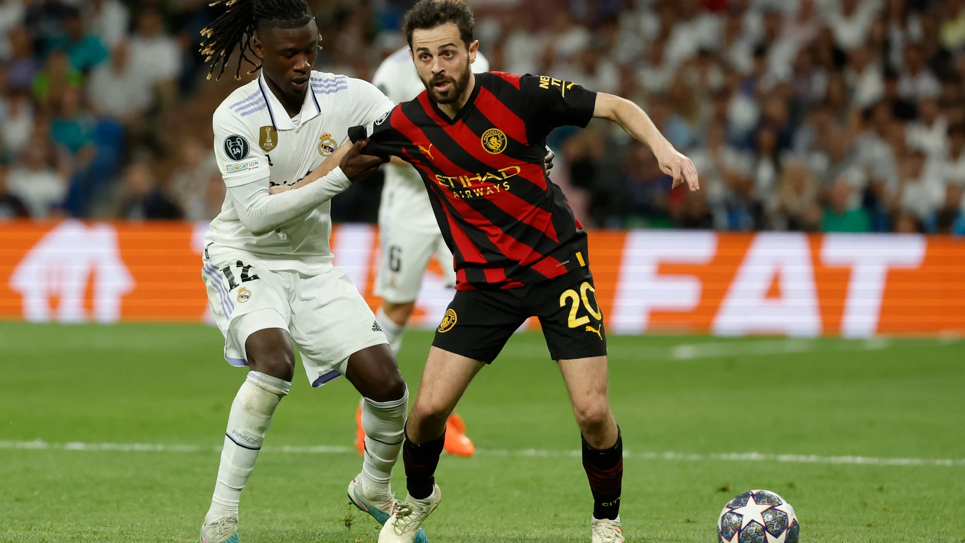 MADRID, 09/05/2023.- El centrocampista del Manchester City Bernardo Silva (d) lucha con Eduardo Camavinga, del Real Madrid, durante el partido de ida de las semifinales de la Liga de Campeones que Real Madrid y Manchester City disputan este martes en el estadio Santiago Bernabéu, en Madrid. EFE/JUANJO MARTIN