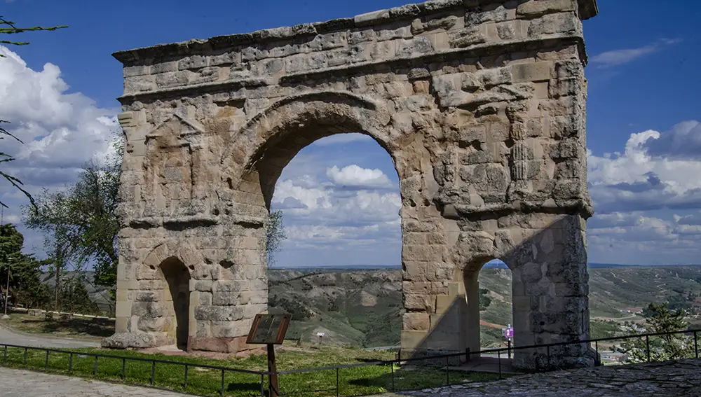 Arco de Medinaceli, el único en España con tres vanos