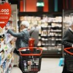 Dos jubilados compran en un supermercado