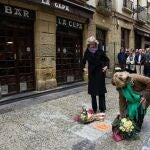 Homenaje a Gregorio Ordóñez frente al bar "La Cepa" de San Sebastián, donde fue asesinado a tiros en 1995