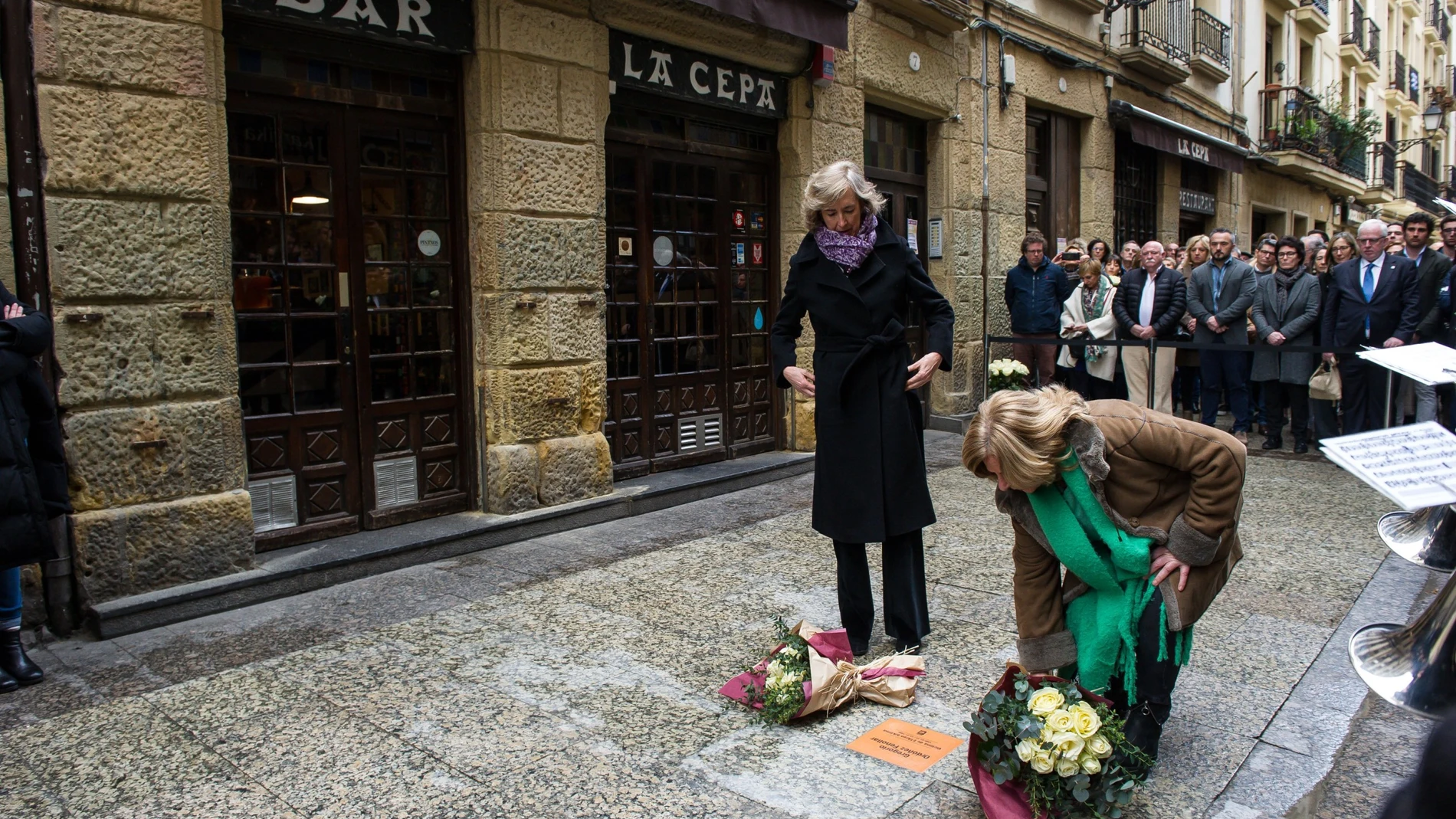 Homenaje a Gregorio Ordóñez frente al bar "La Cepa" de San Sebastián, donde fue asesinado a tiros en 1995