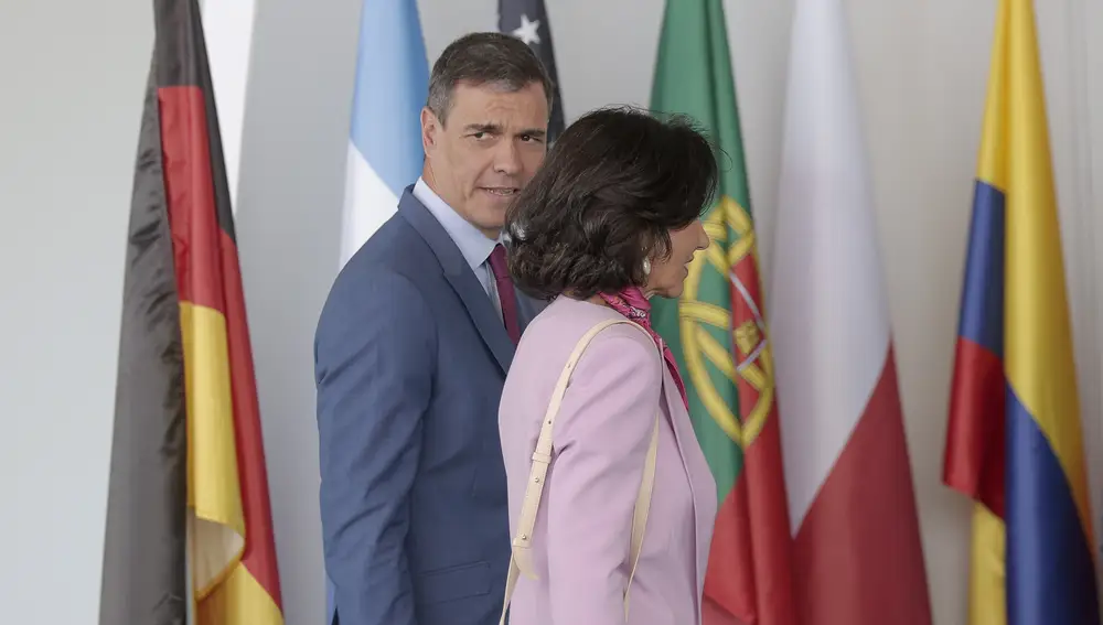 GRAFCVA3272. VALENCIA, 09/05/2023.- El presidente del Gobierno, Pedro Sánchez, junto a la presidenta del Banco de Santander, Ana Botín a su llegada al V Encuentro Internacional de Rectores Universia, en Valencia, que debate sobre la formación a lo largo de la vida, el emprendimiento y la innovación, y la interconexión de las universidades con empresas, gobiernos e instituciones
