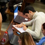 Estudiantes universitarios en la facultad de Derecho de la Universidad Complutense de Madrid.