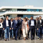 El president de la Generalitat y secretario general del PSPV-PSOE, Ximo Puig (c), con los candidatos socialistas a las alcaldías de los municipios de la Comunitat Valenciana