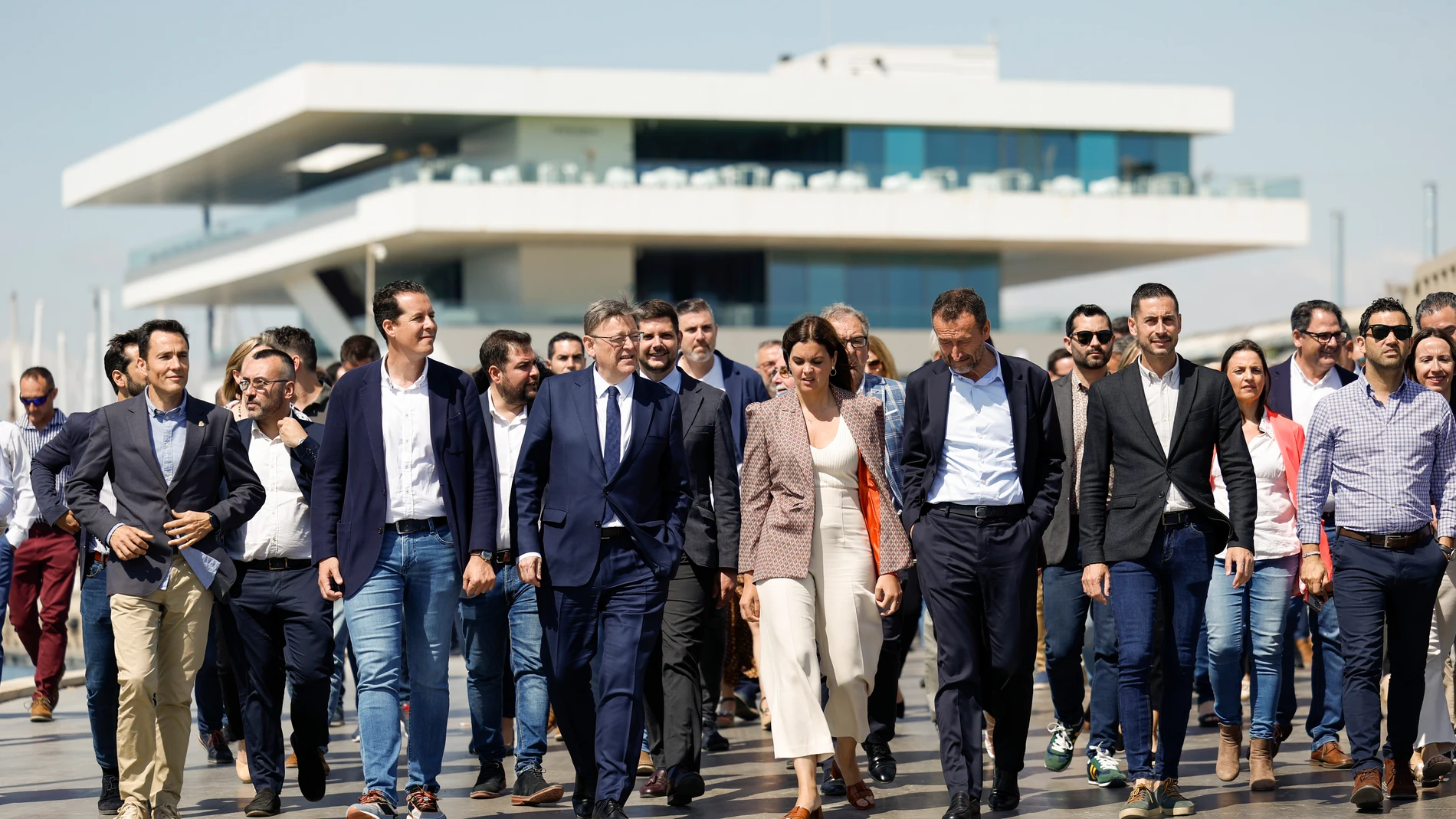 El president de la Generalitat y secretario general del PSPV-PSOE, Ximo Puig (c), con los candidatos socialistas a las alcaldías de los municipios de la Comunitat Valenciana